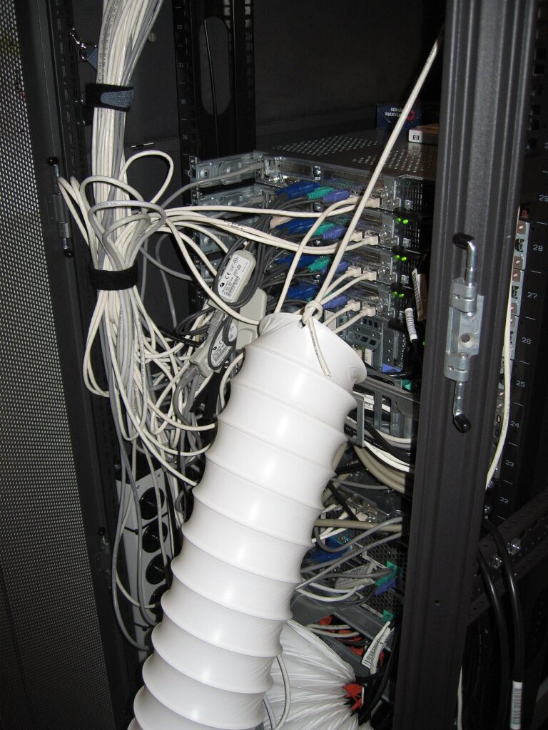 1280px-DHL_Netherlands_local_site_computer_room_wires_and_ductwork_-_IMG_3296