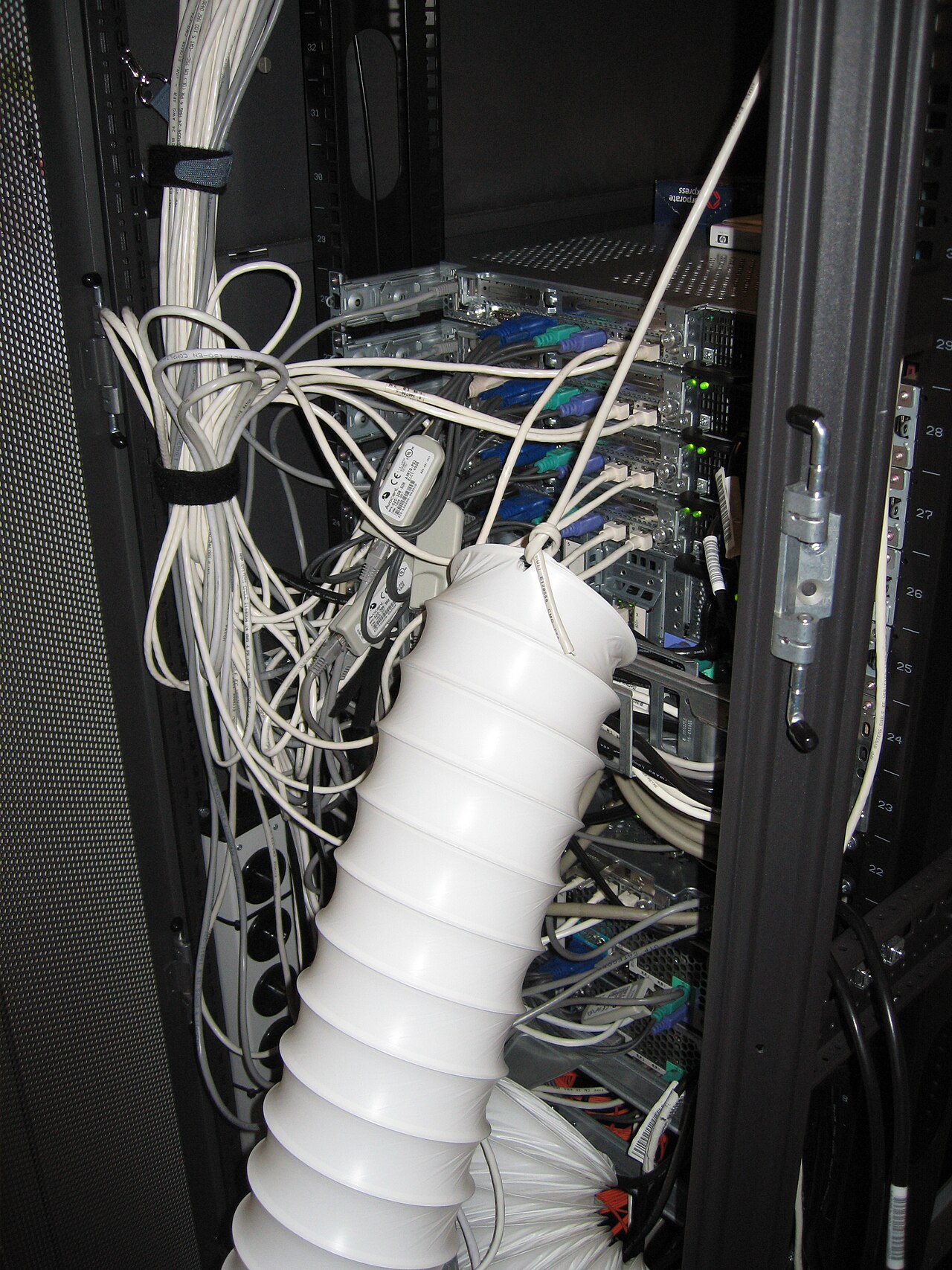1280px-DHL_Netherlands_local_site_computer_room_wires_and_ductwork_-_IMG_3296