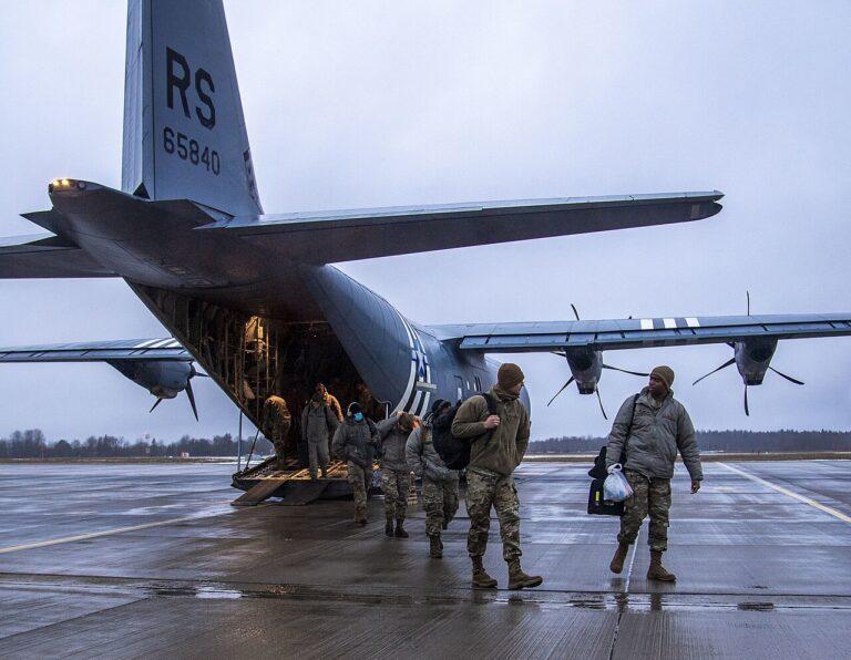 1280px-F-15E_Strike_Eagles_arrive_in_Estonia_to_support_NATO_eAP_%287022782%29