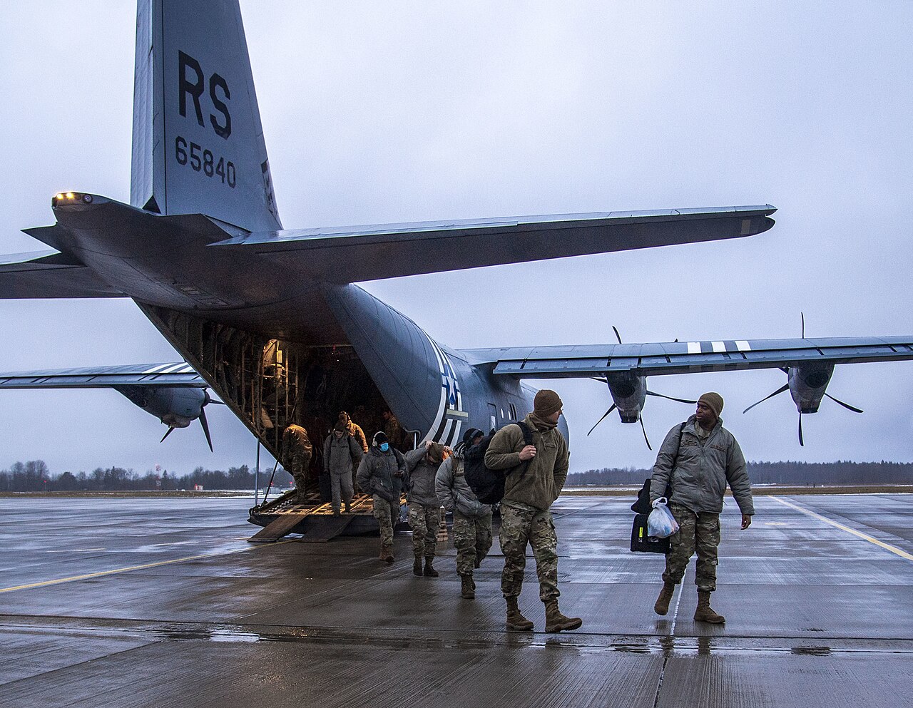 1280px-F-15E_Strike_Eagles_arrive_in_Estonia_to_support_NATO_eAP_%287022782%29