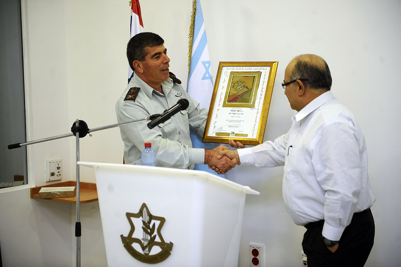 1280px-Flickr_-_Israel_Defense_Forces_-_IDF_Chief_of_Staff_Honors_Outgoing_Mossad_Director%2C_Jan_2011