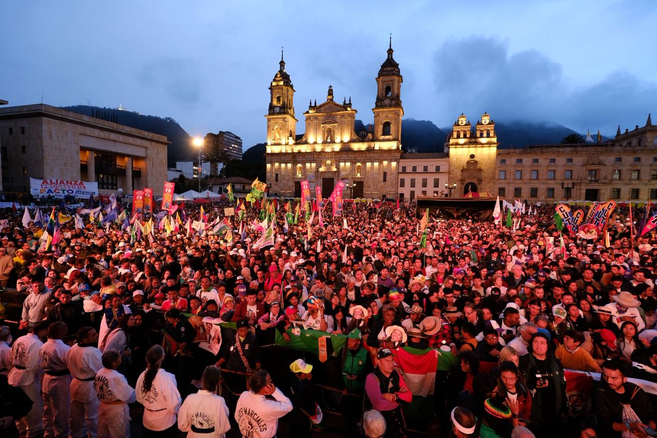 Crowd_at_political_event_in_Plaza_de_Bol%C3%ADvar%2C_Bogot%C3%A1_-_May_2026