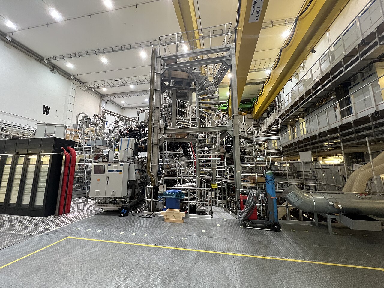 Стеларатор Wendelstein 7-X з характерною складною геометрією магнітних котушок в Інституті фізики плазми Макса Планка