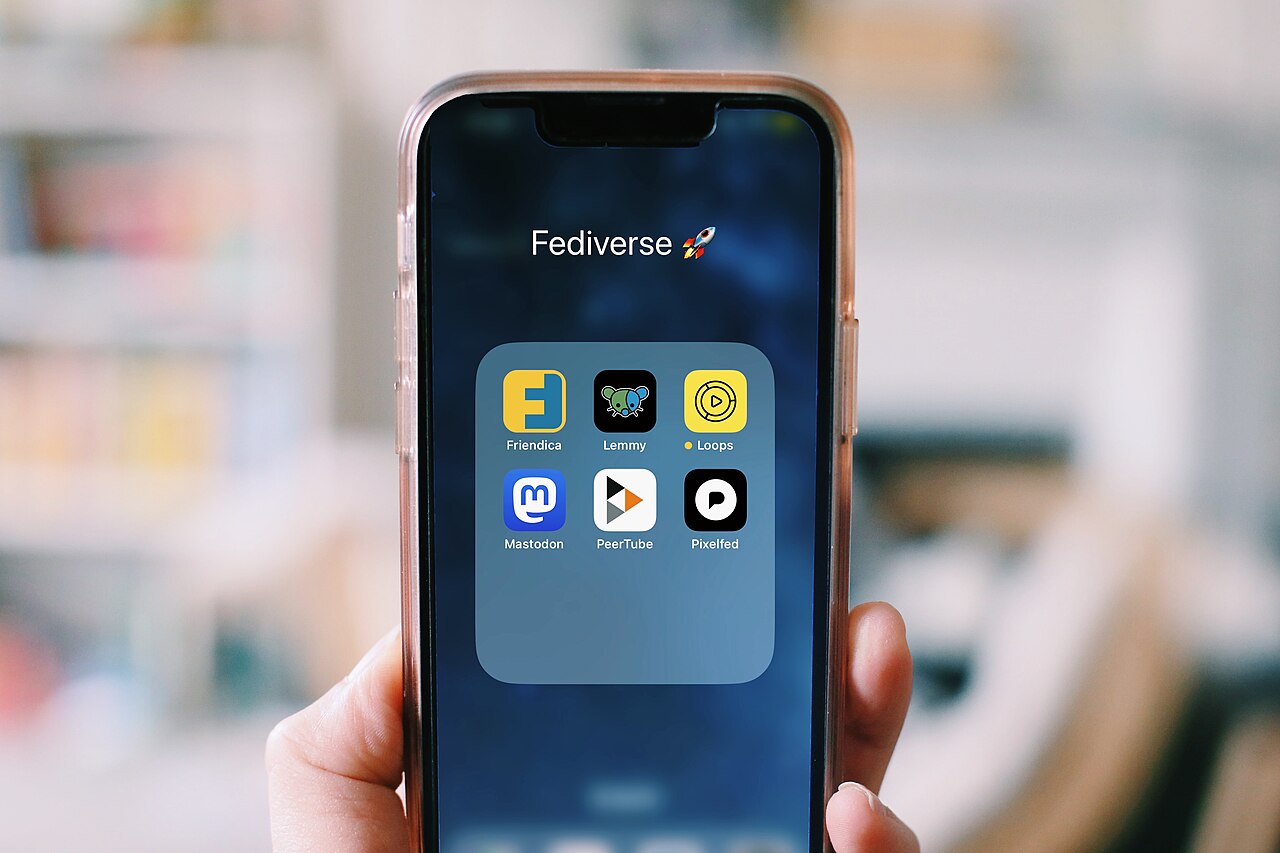 Мобільні застосунки федеративних соціальних мереж на екрані смартфона