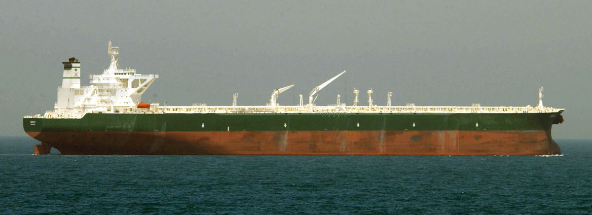 Супертанкер класу VLCC у Перській затоці — тип судна, що перевозить нафту через Ормузьку протоку