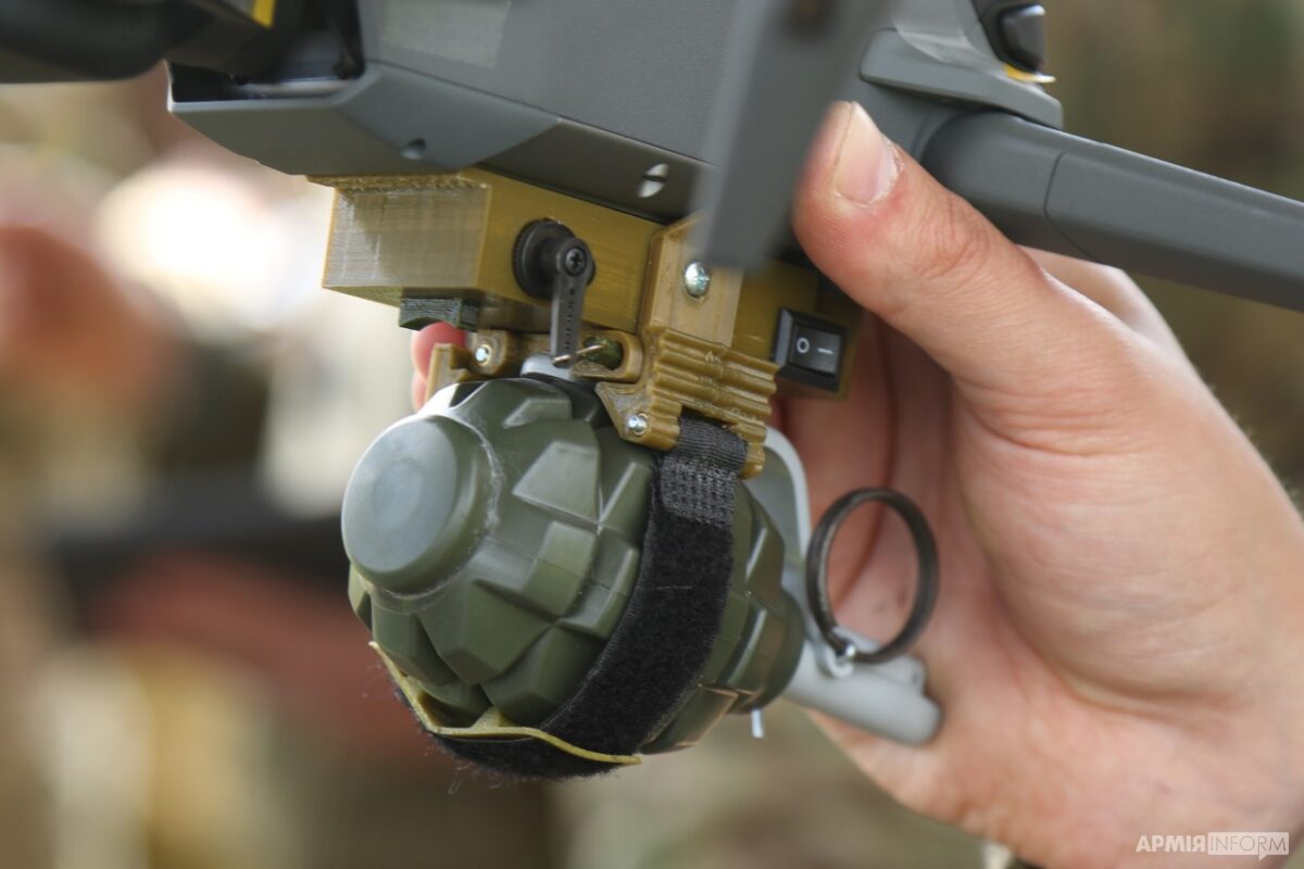 Український FPV-квадрокоптер із підвішеним боєприпасом