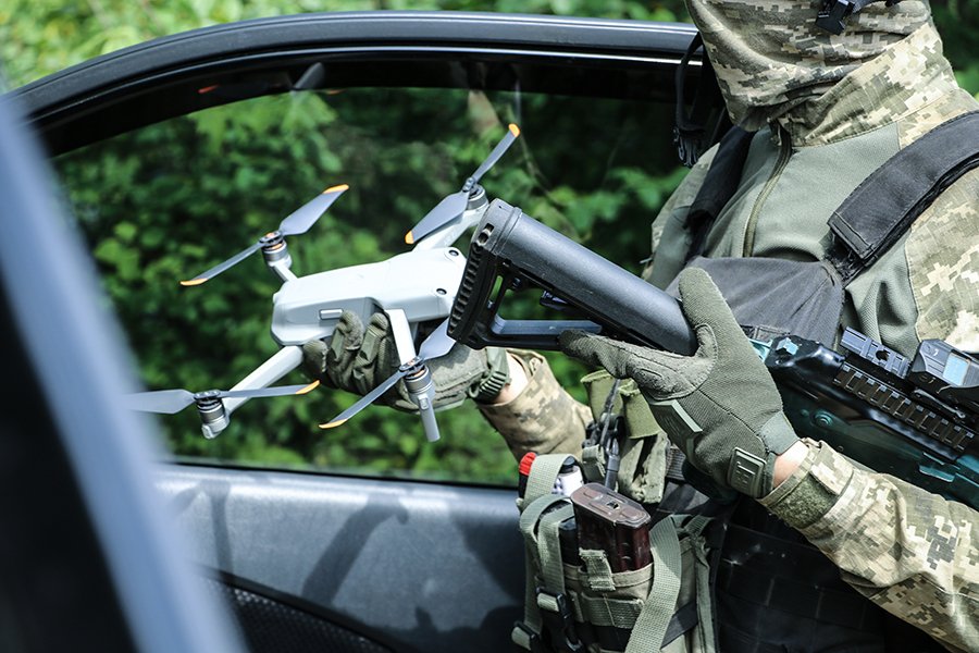Український військовий керує невеликим дроном на бойовій позиції