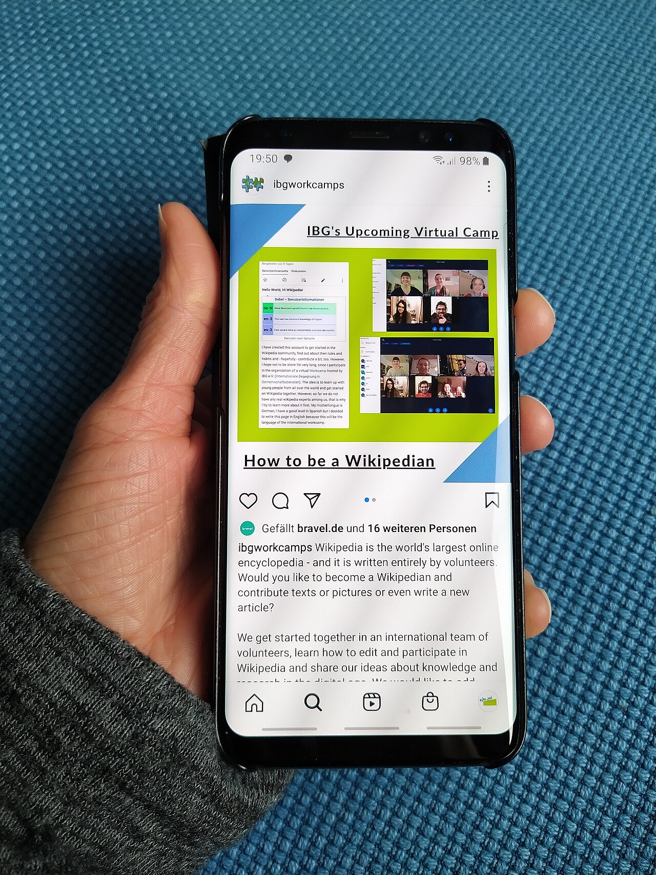 Смартфон у руці людини — типова ціль для шпигунського ПЗ нульового кліку
