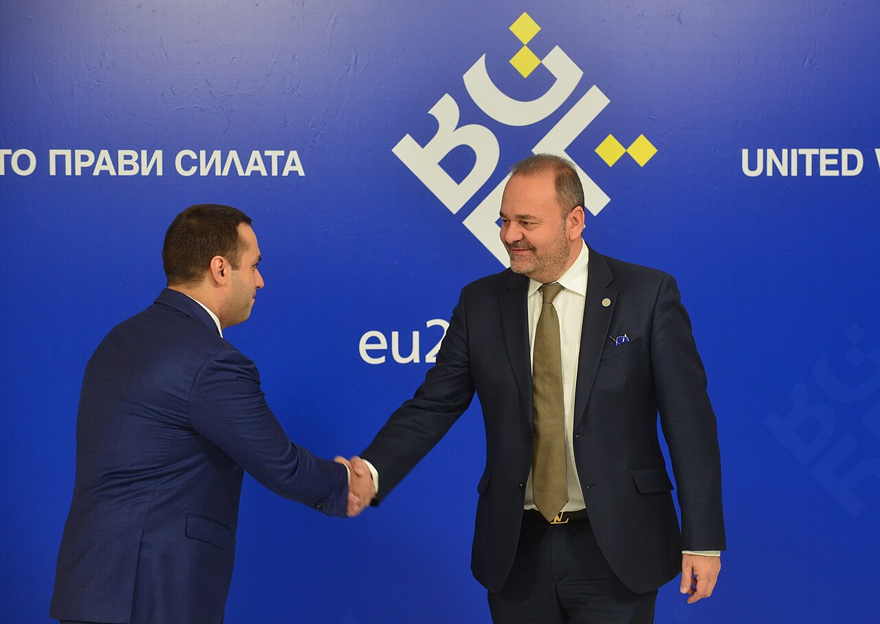 Рукостискання після підписання угоди — момент фіксації умов траншевого фінансування