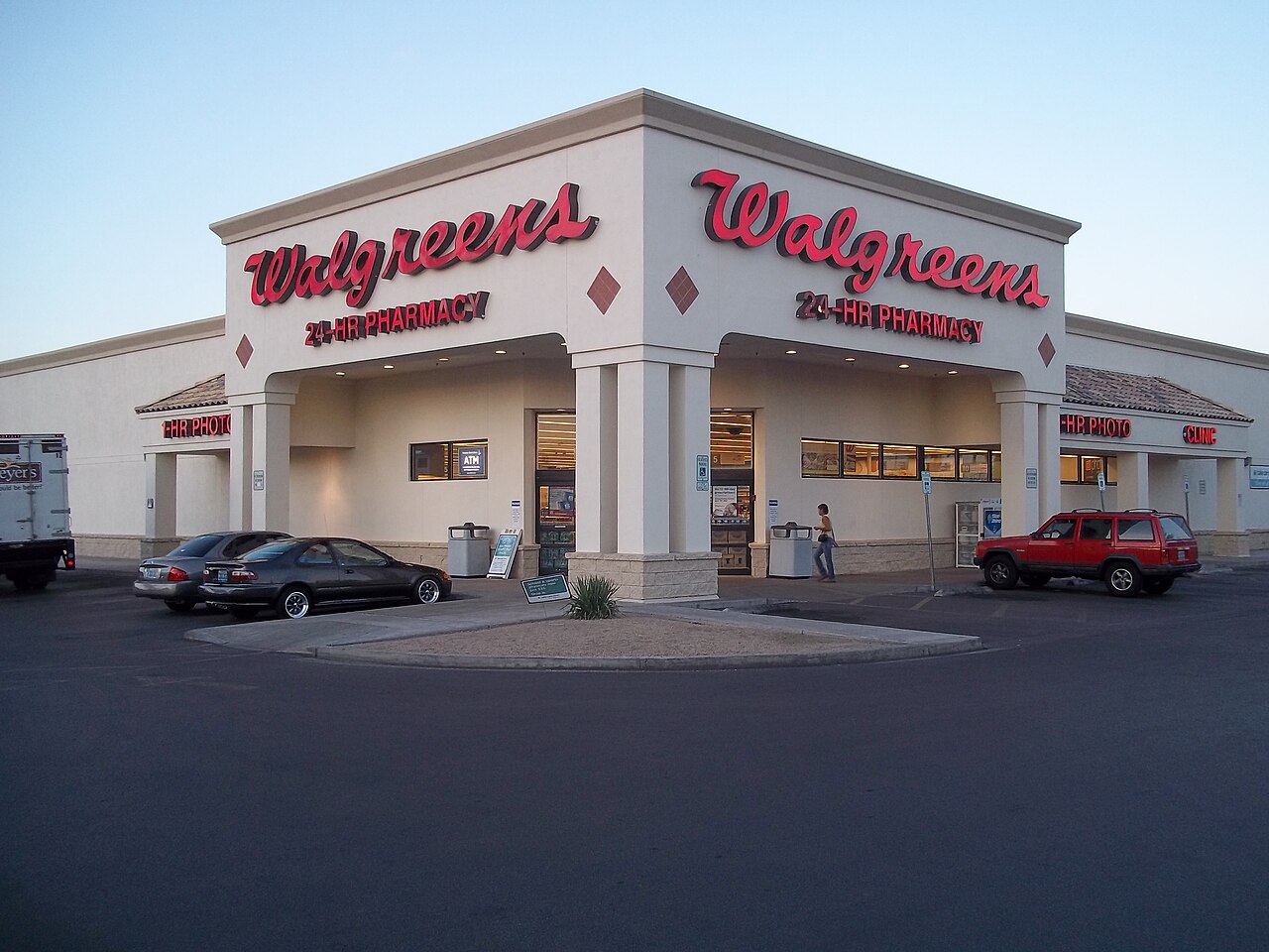 Вітрина аптеки Walgreens — мережі, що розгорнула Wellness-центри Theranos у своїх магазинах