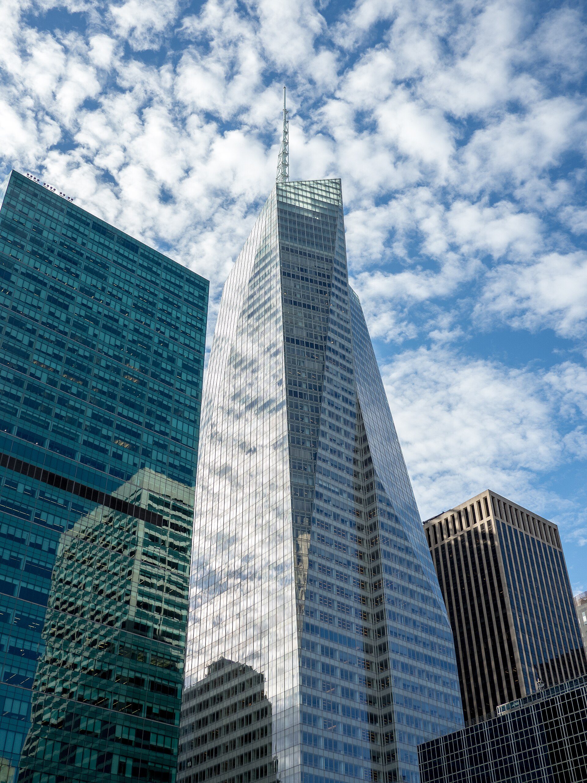 Хмарочос Bank of America Tower на Мангеттені, вид із Браянт-парку