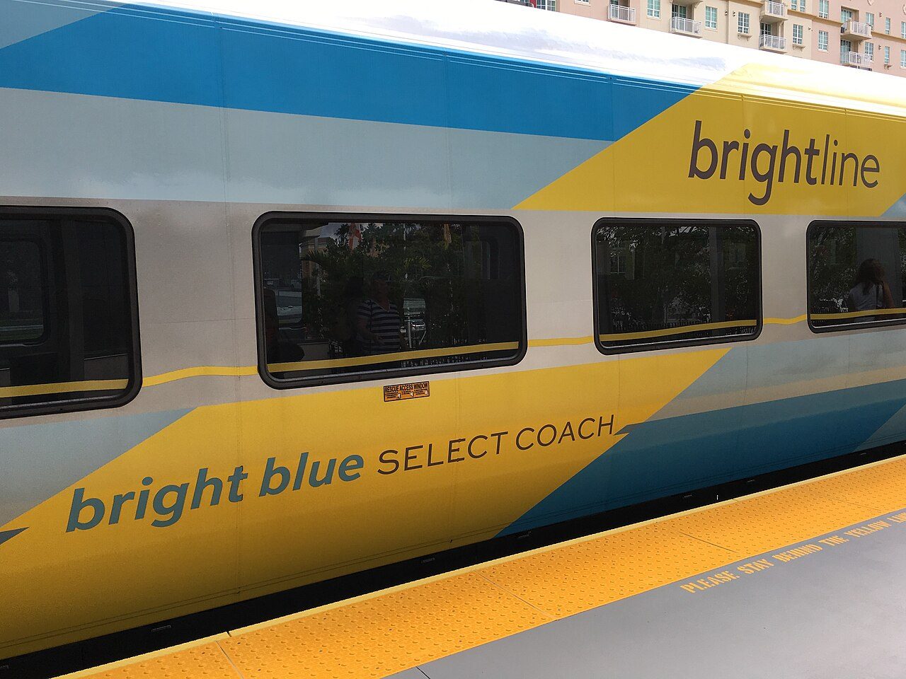 Потяг Brightline на станції Уест-Палм-Біч, Флорида