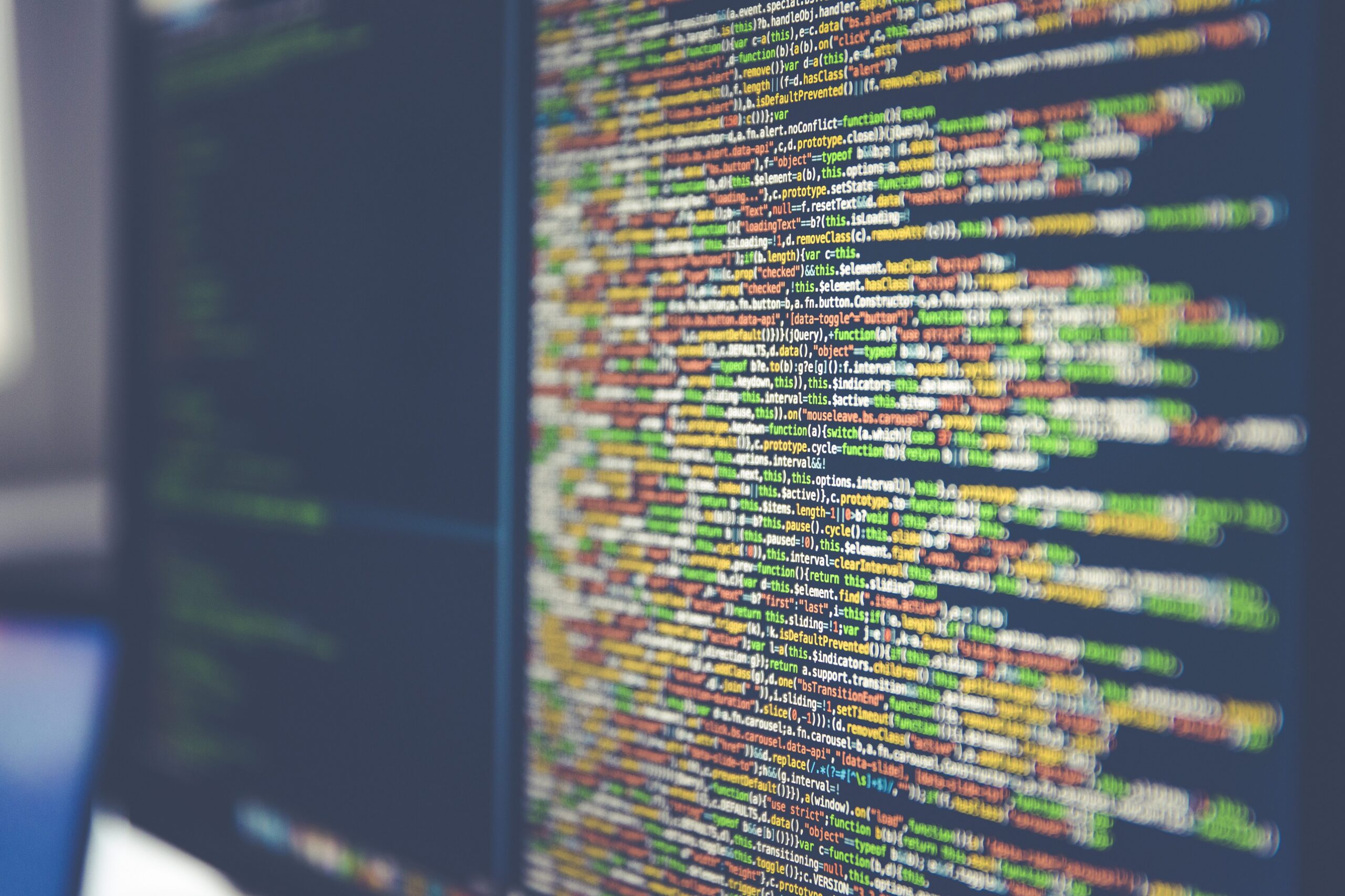 Код на екрані монітора — ілюстрація до вразливості Plugin4Shell в AI coding agents