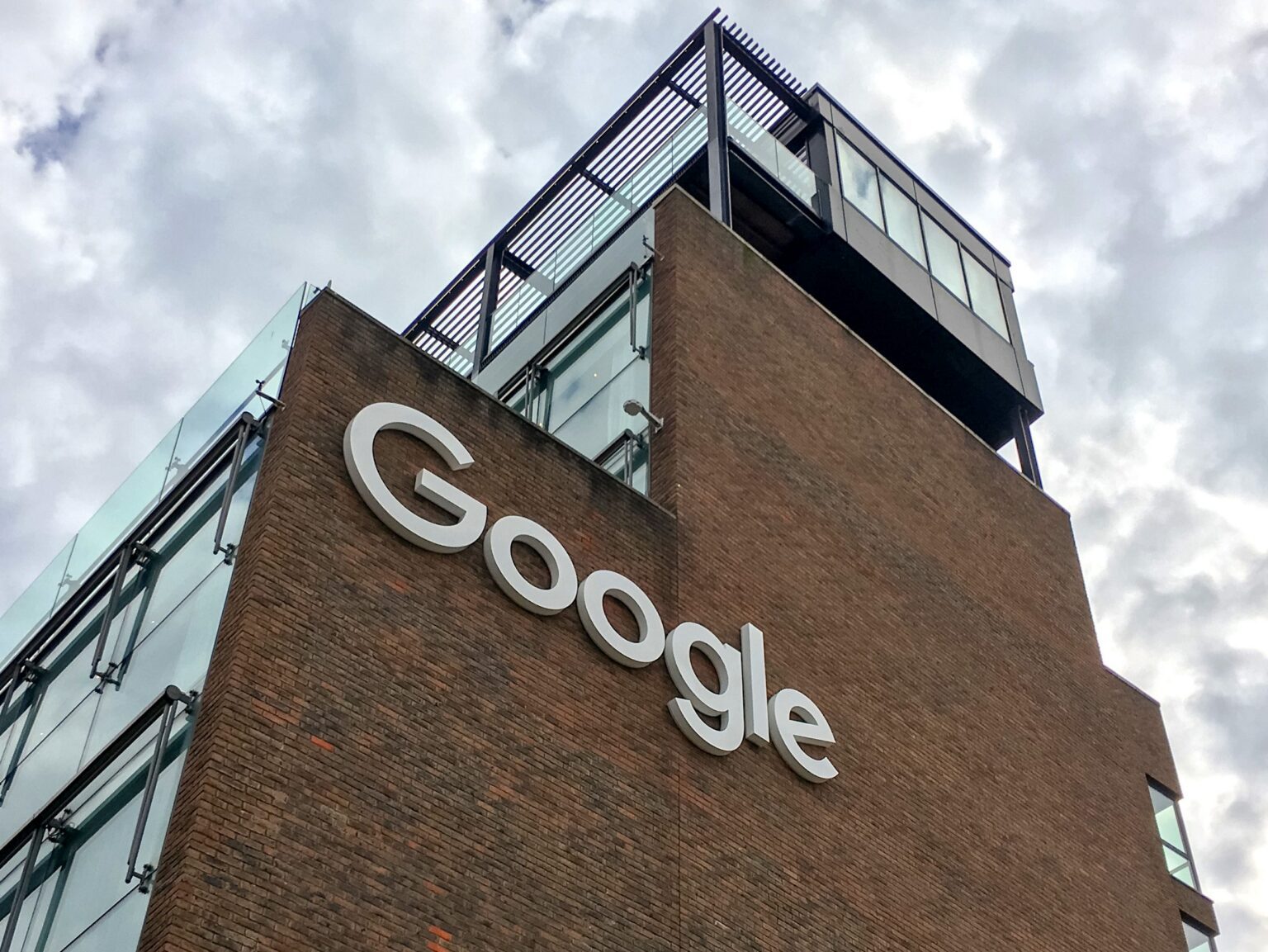 Будівля штаб-квартири Google в Дубліні, Ірландія - де зареєстрована компанія для ЄС