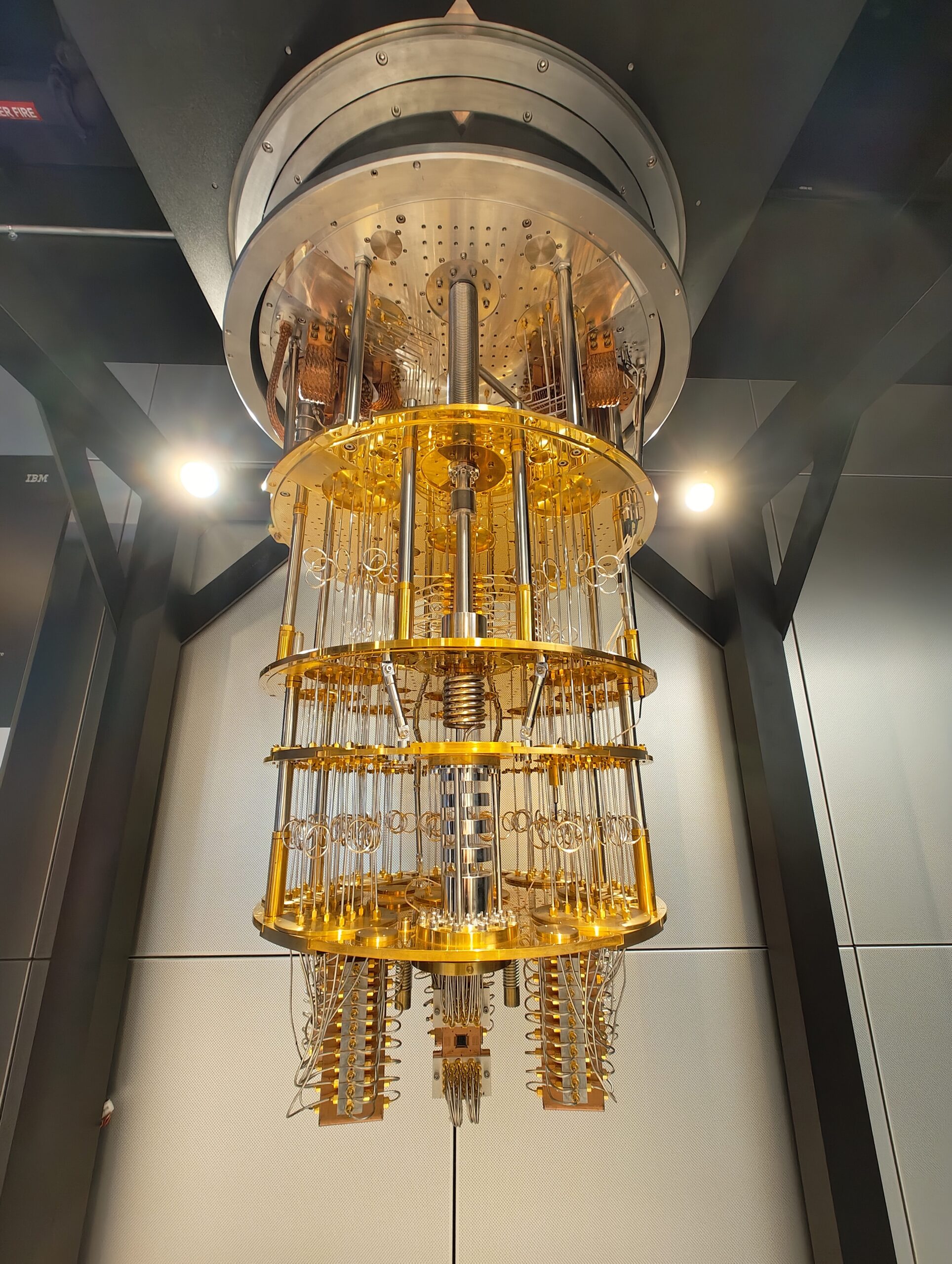 IBM Quantum System One - квантовий процесор у кріогенній установці для симуляції матеріалів