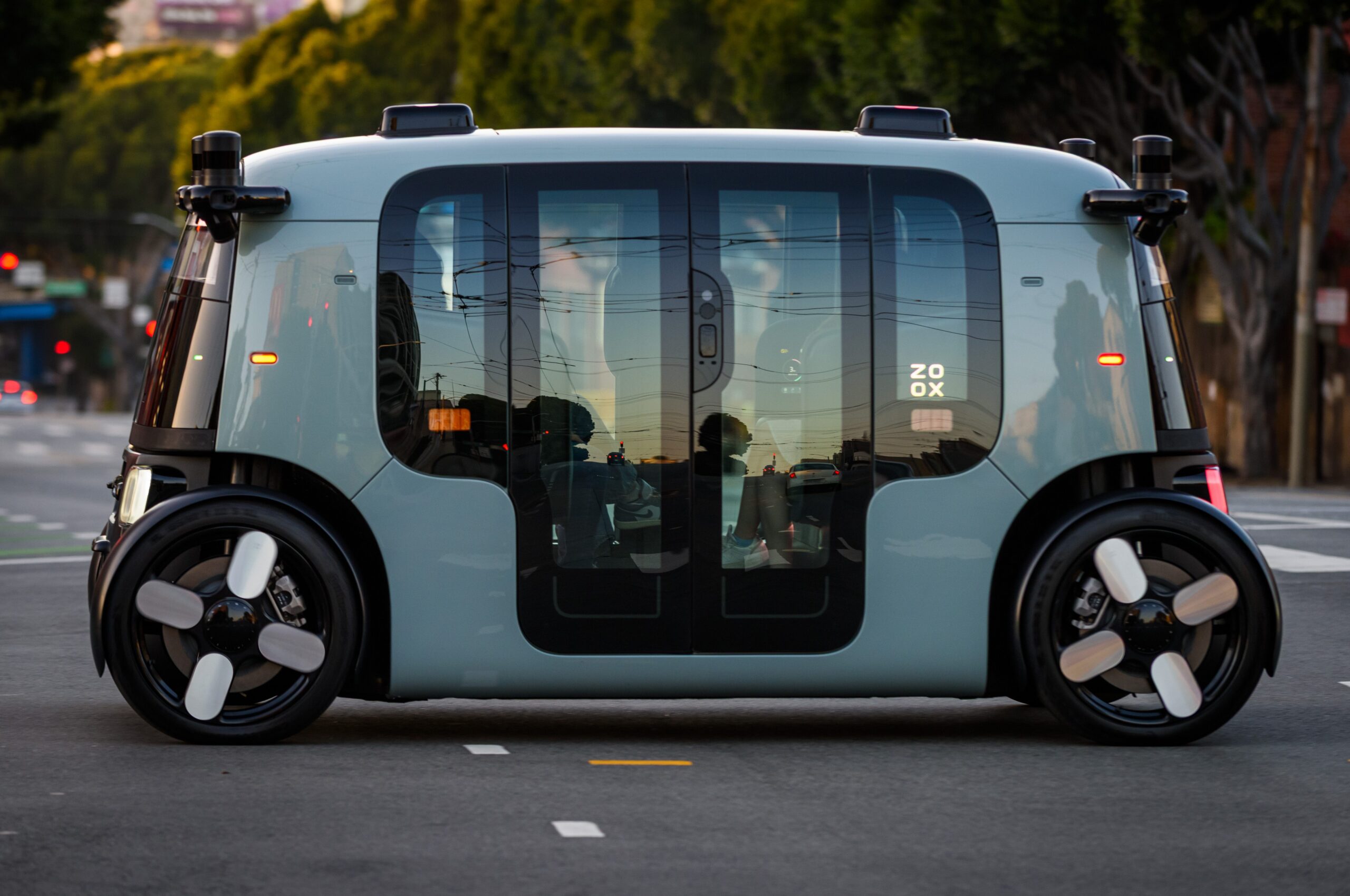 Роботаксі Zoox на вулицях Сан-Франциско, травень 2025 року