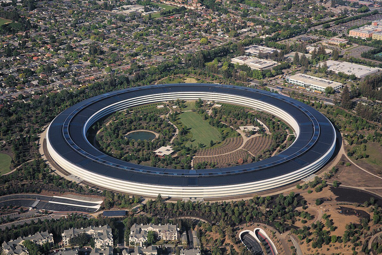Вид з повітря на Apple Park у Купертіно, Каліфорнія - штаб-квартира компанії в центрі антитрастового позову DOJ