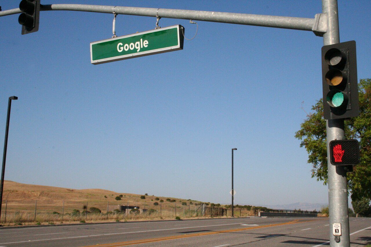 Alphabet перед звітом 28 жовтня: Google Cloud +82%, але FCF від’ємний
