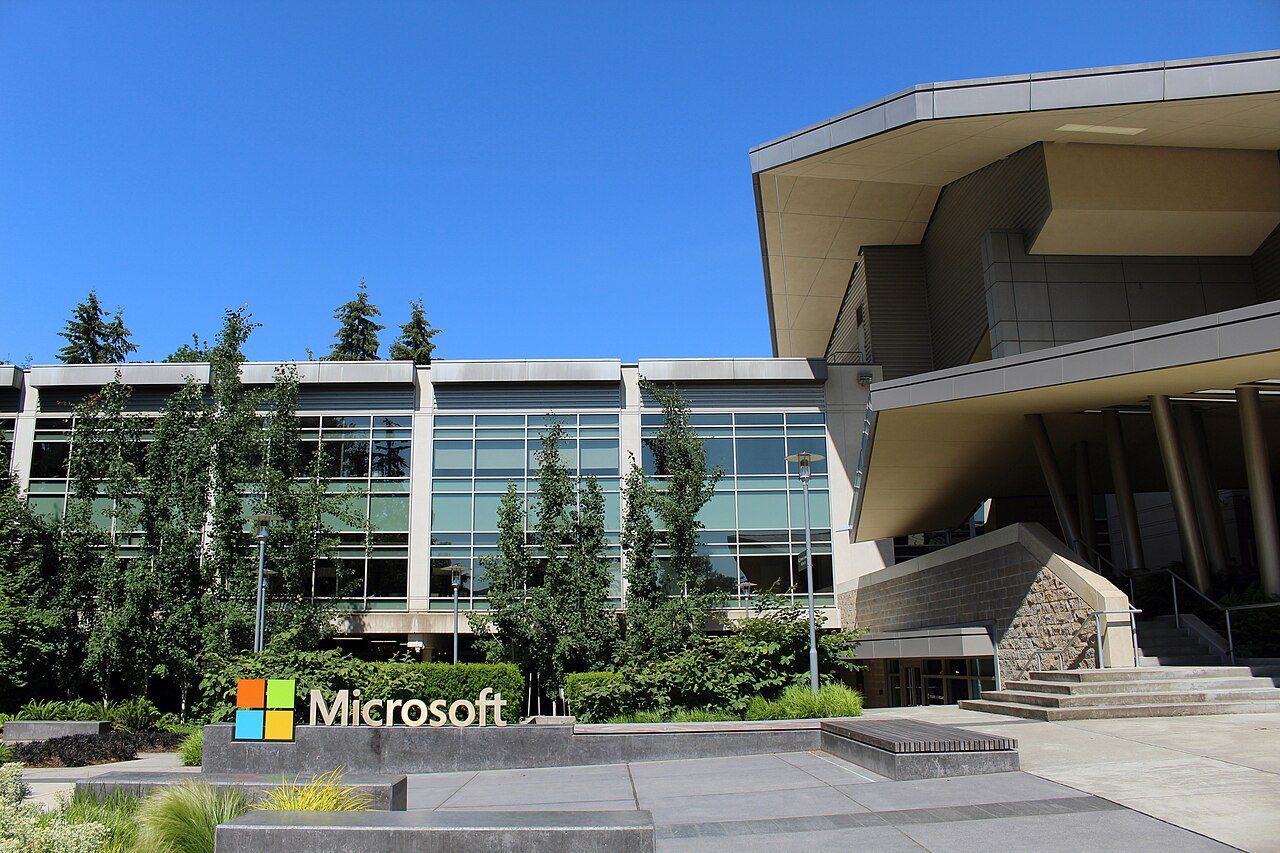 Аеріальний вигляд кампусу Microsoft у Редмонді під час реконструкції у 2021 році
