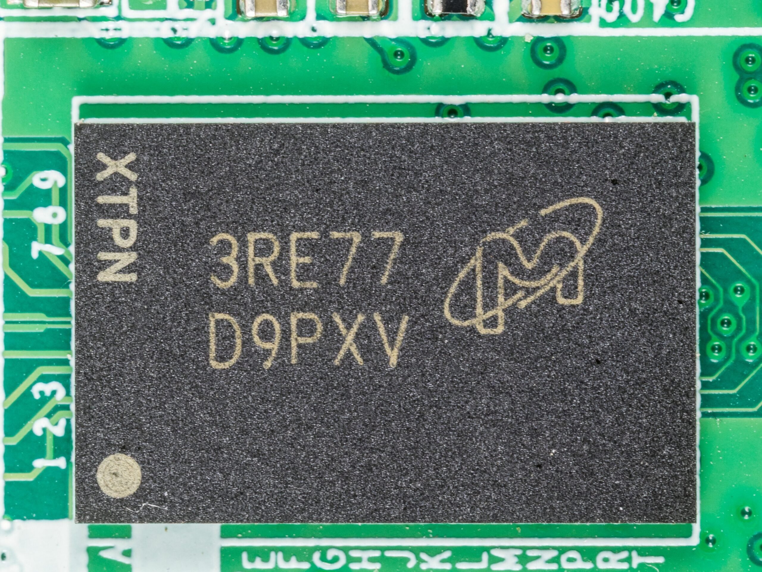 Чіп пам'яті Micron Technology 3RE77 D9PXV на материнській платі - серія DRAM для AI-систем
