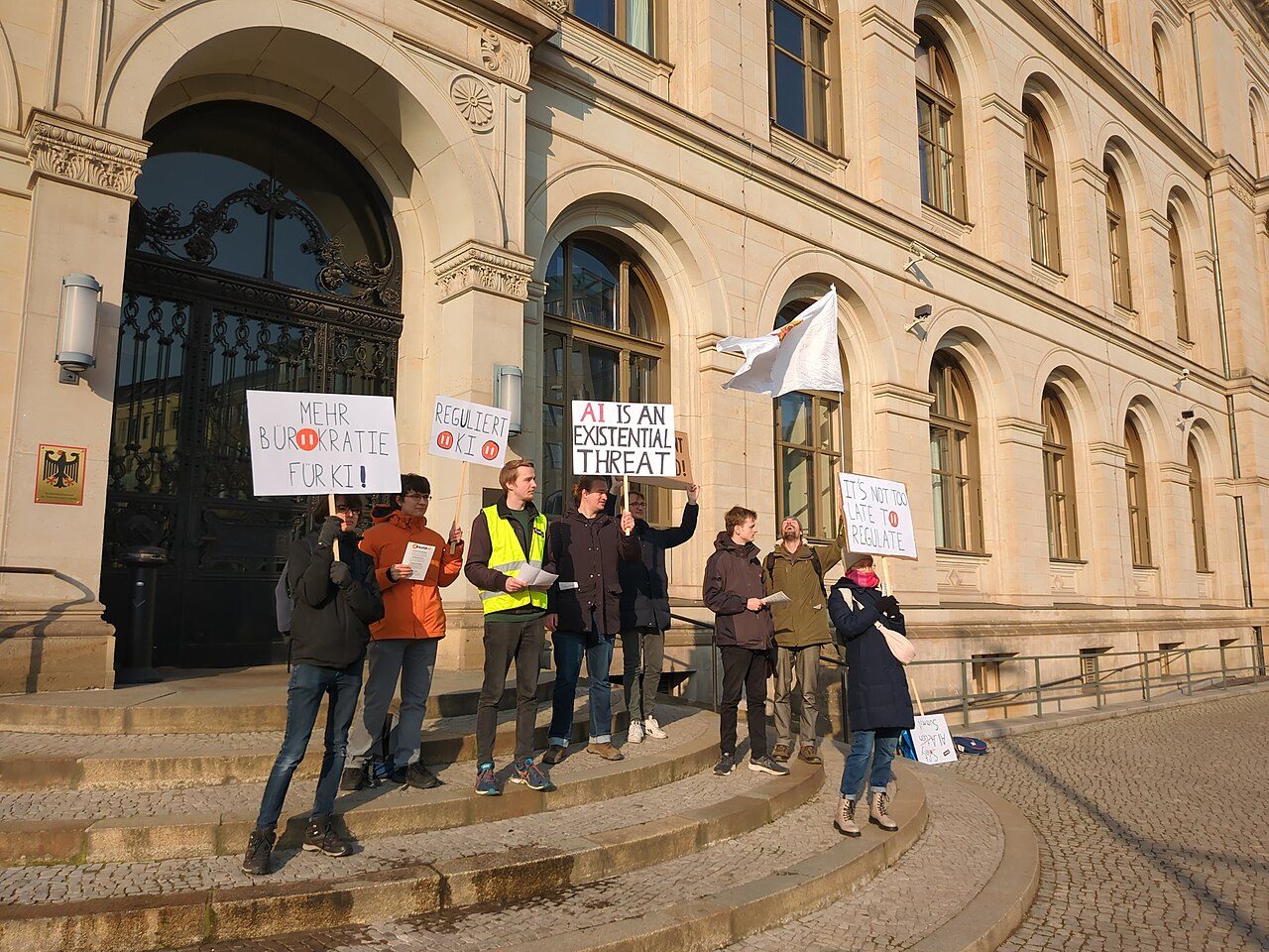 Активісти на протесті проти AI Action Summit у Берліні у лютому 2025 року вимагають незалежного регулювання штучного інтелекту