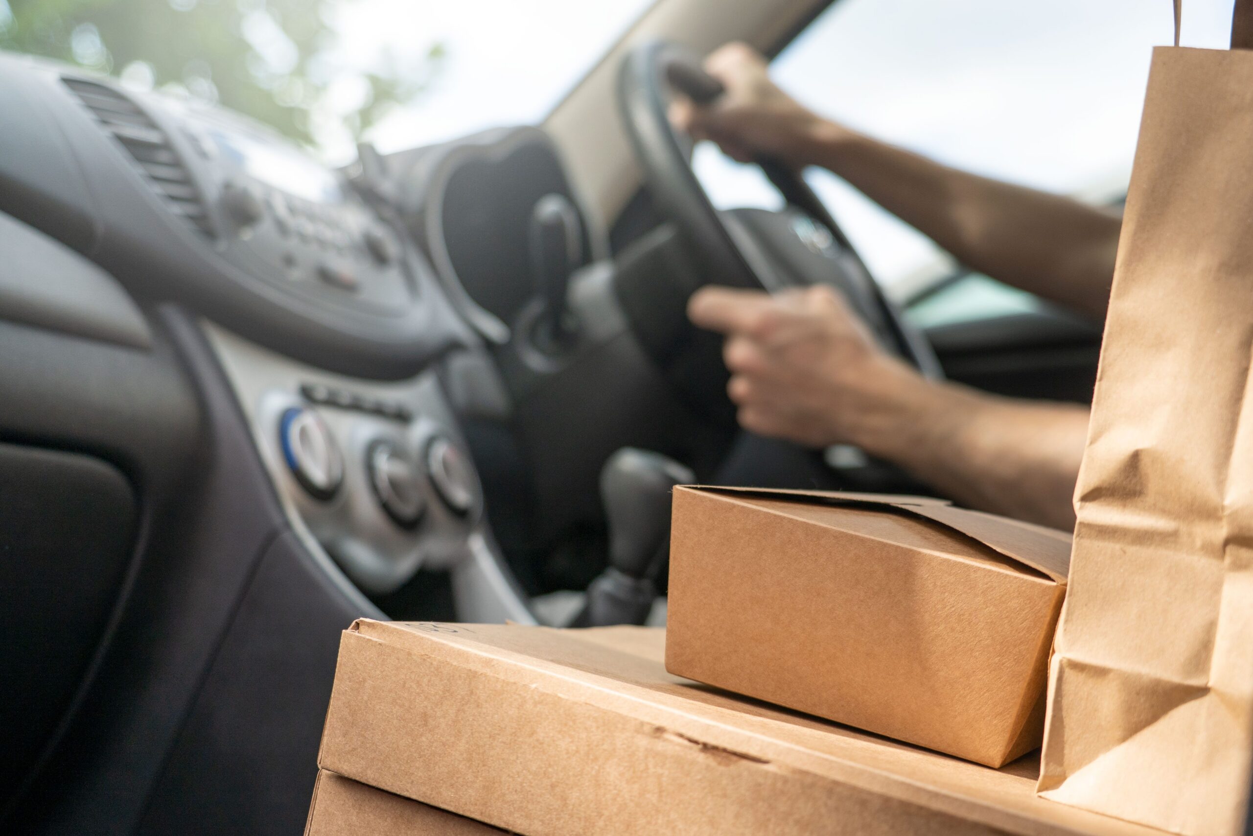 Кур'єр служби доставки їжі передає замовлення клієнту - угода DoorDash та Instacart на 17 мільярдів доларів